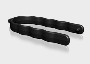 Schwarze Kunststoffzange auf grauem Hintergrund, linksseitige Ansicht. Zange hat ein wellenförmiges Design und ist geschlossen. Ideal für Küchenutensilien.